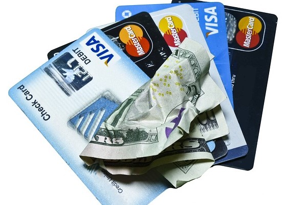 信用卡起诉了不去出庭会怎么样？信用卡还不起会坐牢吗？