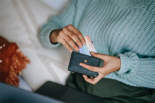 借呗逾期后可以一点一点还吗？逾期上信用报告吗？