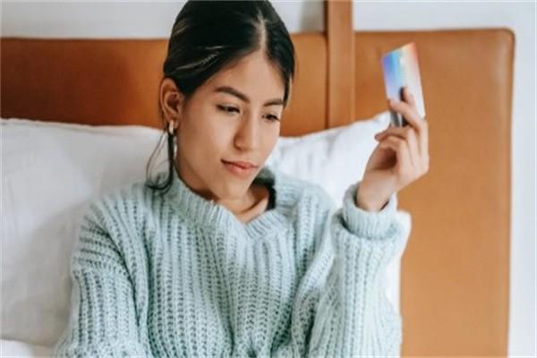 欠信用卡和网贷哪个严重？逾期会被限制消费吗