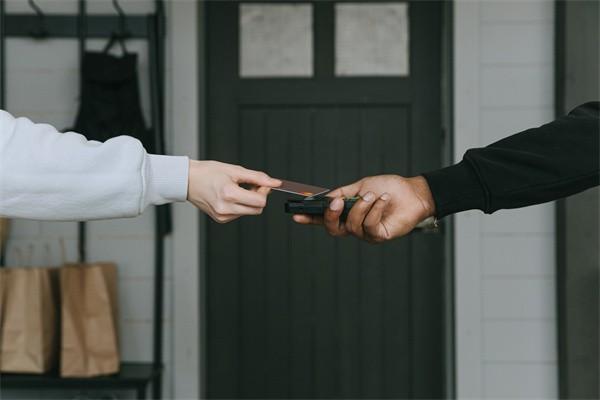 花呗逾期打电话给家里人催收合法吗？逾期会上信用报告吗