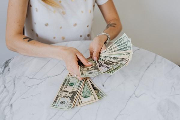 金条逾期八千上门怎么办？逾期催收严重可以举报吗