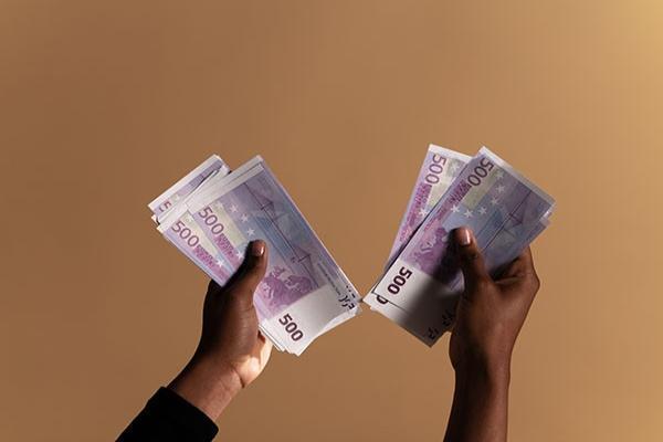 银行逾期3个月还可以继续借款吗，利息可以减免吗