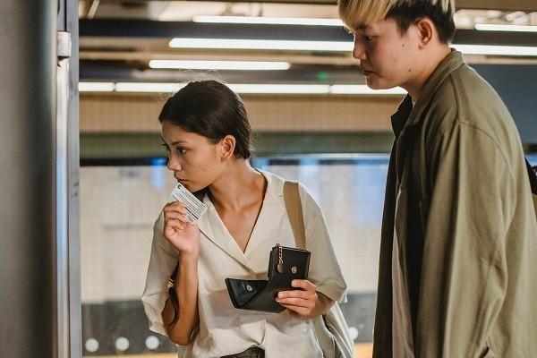 中信信用卡逾期违约金如何计算，开庭可以不去吗