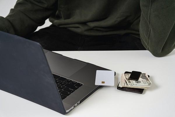 农行信用卡逾期还款利率多少，后还可以继续借款吗