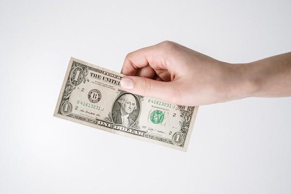 美团逾期500上门外访真的吗？上门催收不在家怎么办？
