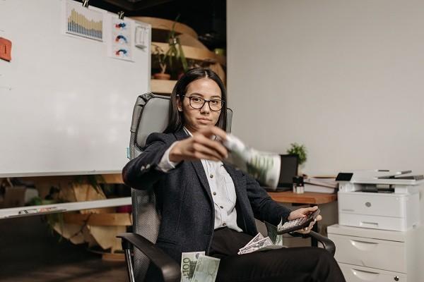 建行信用卡欠费多少冻结银行卡？多久会变成呆账？