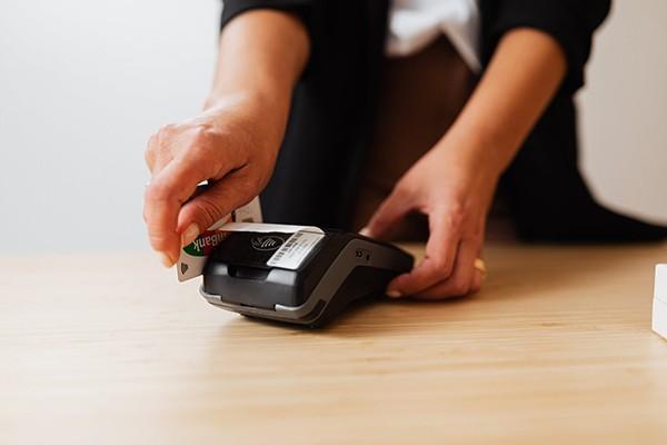 工行信用卡逾期最后会怎样？工行信用卡逾期还不上会影响孩子吗？