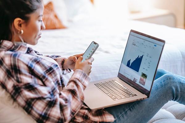 平安信用卡逾期5万8利息怎么计算？可以让他人代还吗？