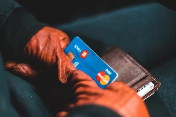 美团借钱能申请延期还款吗？逾期两天会给家人打电话吗？