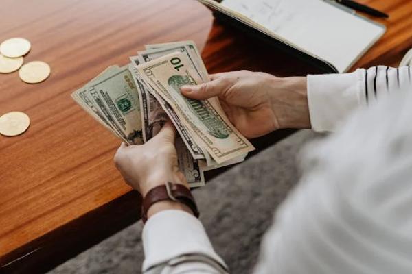 我欠微粒贷1万多逾期的后果是什么？还不上怎么办？